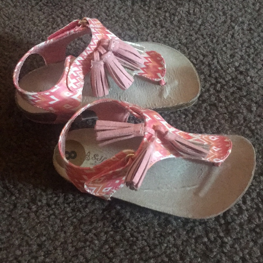 New size 8 sandals
